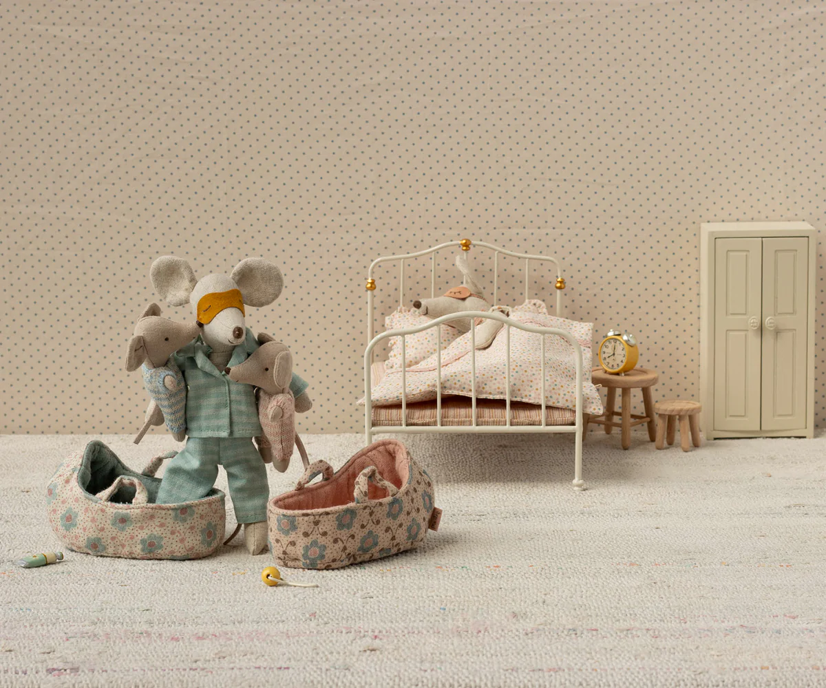 Baby mouse in carry cot - Rose